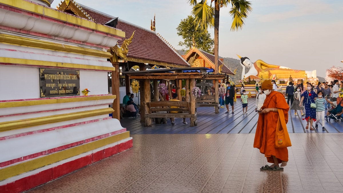 Mönch unterwegs in einem Tempel, Foto: Aleksei Zhivilov / Unsplash