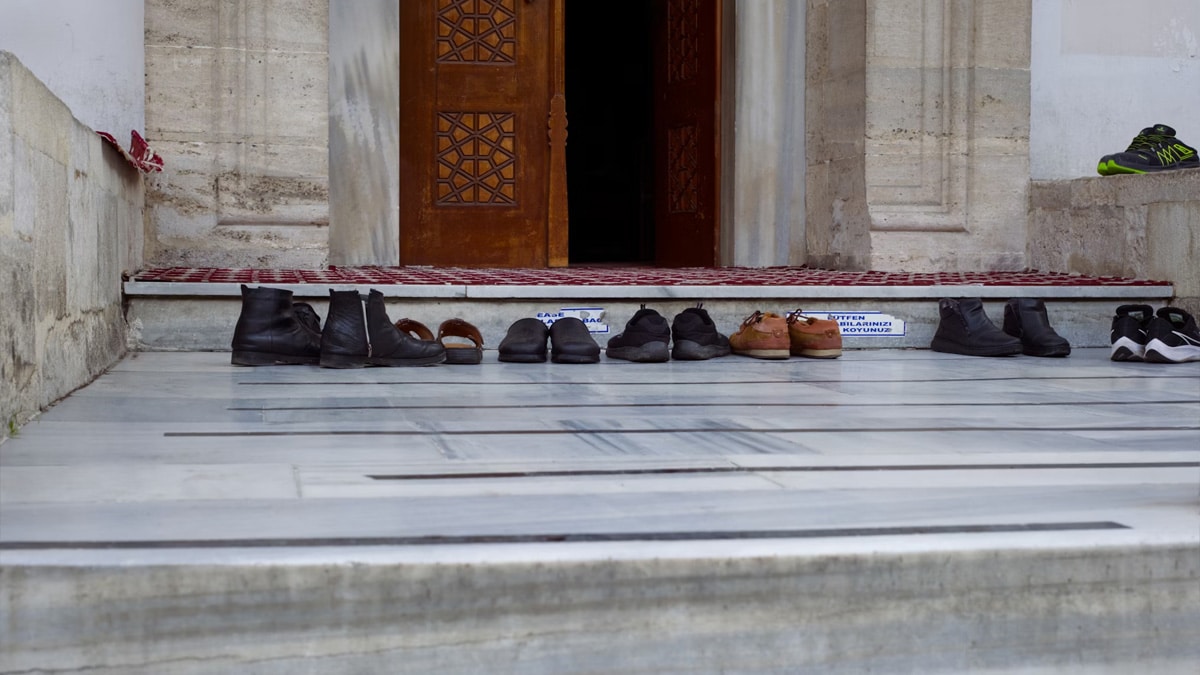 Schuhe aus, bevor du einen Tempel betrittst, Foto: Ilker Ozmen / Unsplash