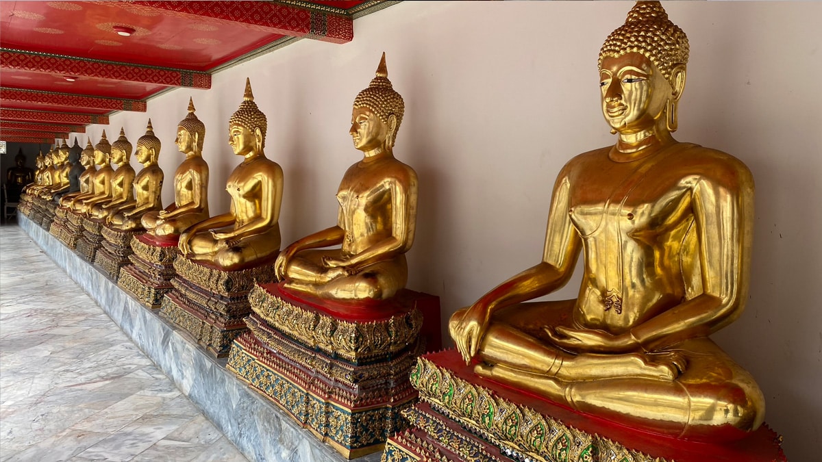 Buddha-Statuen im Wat Pho in Bangkok, Foto: Daniela Neuthor / Traveljunkyz