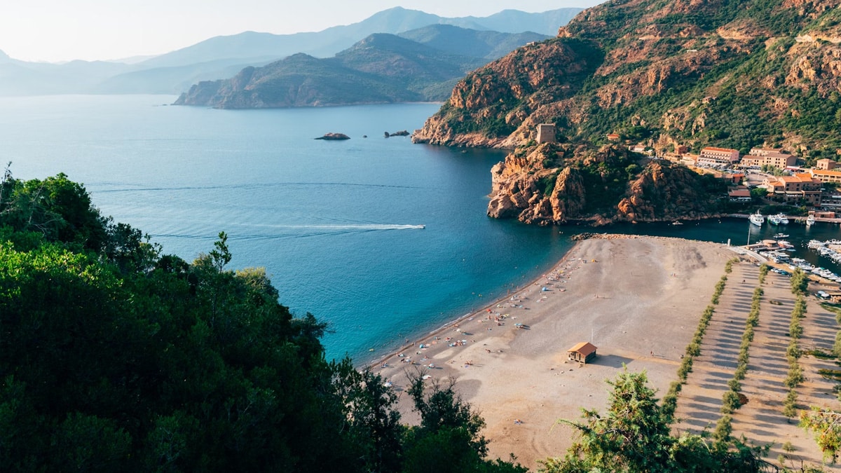 Hafeneinfahrt von Ota auf Korsika, Foto: Kai Pilger / Unsplash