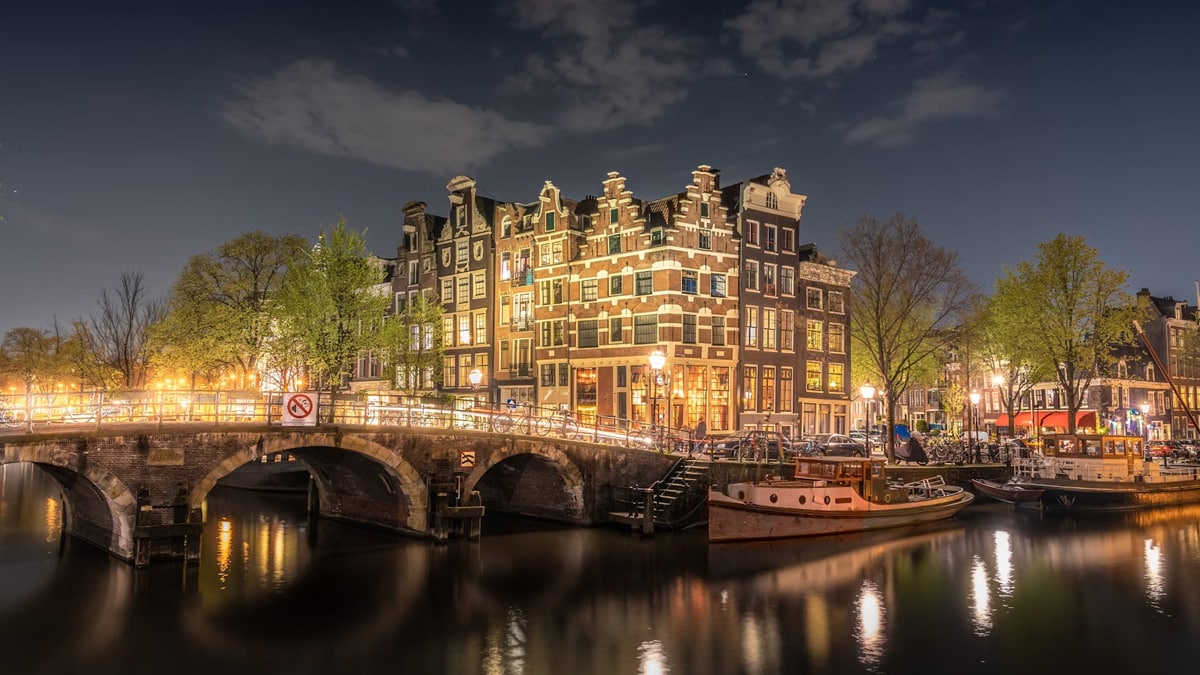 Amsterdam by night, photo: Ansgar Scheffold / Unsplash