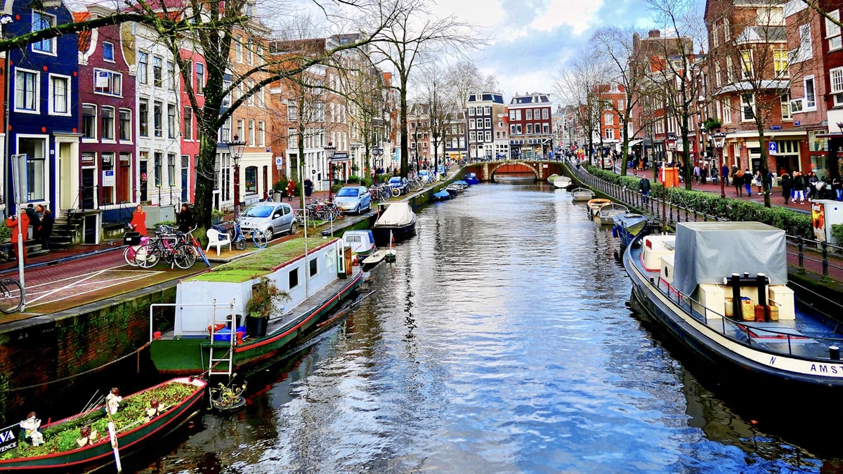 One of the many canals in Amsterdam, photo: Massimo Virgilio / Unsplash